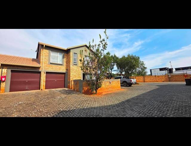 3 BEDROOM TOWNHOUSE FOR SALE IN WILGEHEUWEL